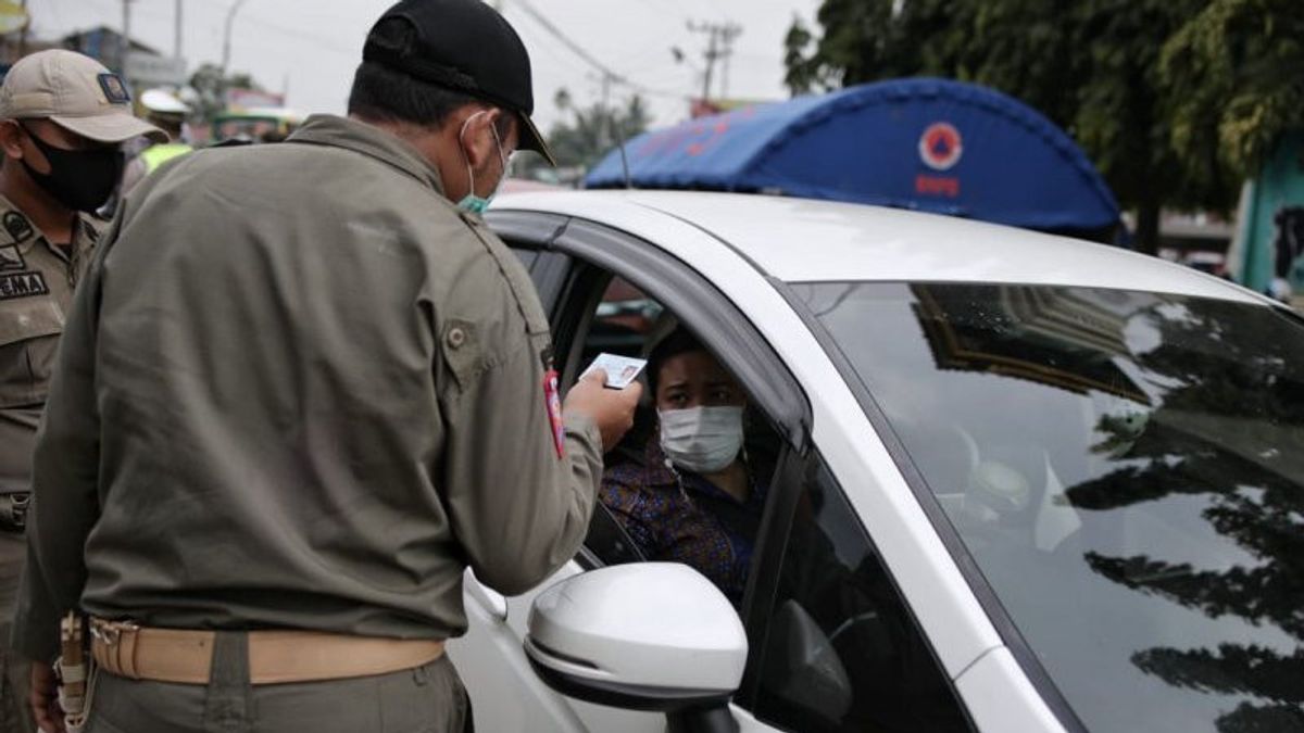 Résolu! Un Agent Fait Demi-tour à Un Automobiliste Qui A Refusé Un Test De Balayage Antigène à Medan