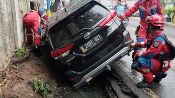 Ngantuk saat Berangkat Kerja, Sopir Toyota Rush Teperosok ke Saluran Air di Tipar Cakung