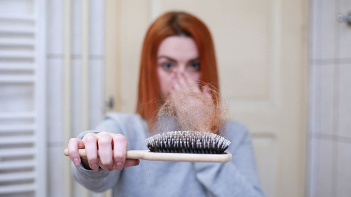 علاج تساقط الشعر في الواقع لا يحتاج إلى تكلفة الكثير من المال