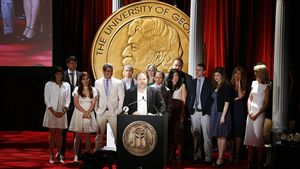 Ratu Elizabeth II Hapus Gelar Kehormatan Predator Seksual Harvey Weinstein