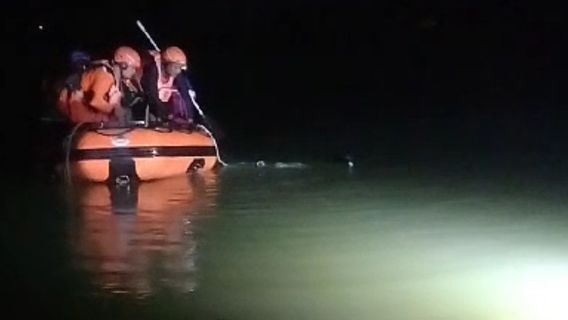 Search For Drowning Boy In Cisoka Sand Galian Involves DKI Jakarta Basarnas
