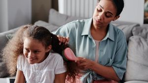 4 Tips Merapikan Rambut Anak yang Selalu Menolak Disisir