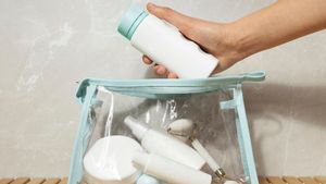 6 Skincare yang Wajib Dibawa Saat Traveling, Jangan Sampai Setelah Liburan Kulit Rusak