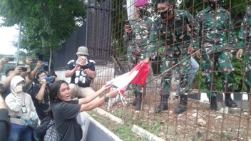 Kisah Eva, Massa Aksi Tolak UU Cipta Kerja yang Serahkan Bendera Merah Putih Ke TNI