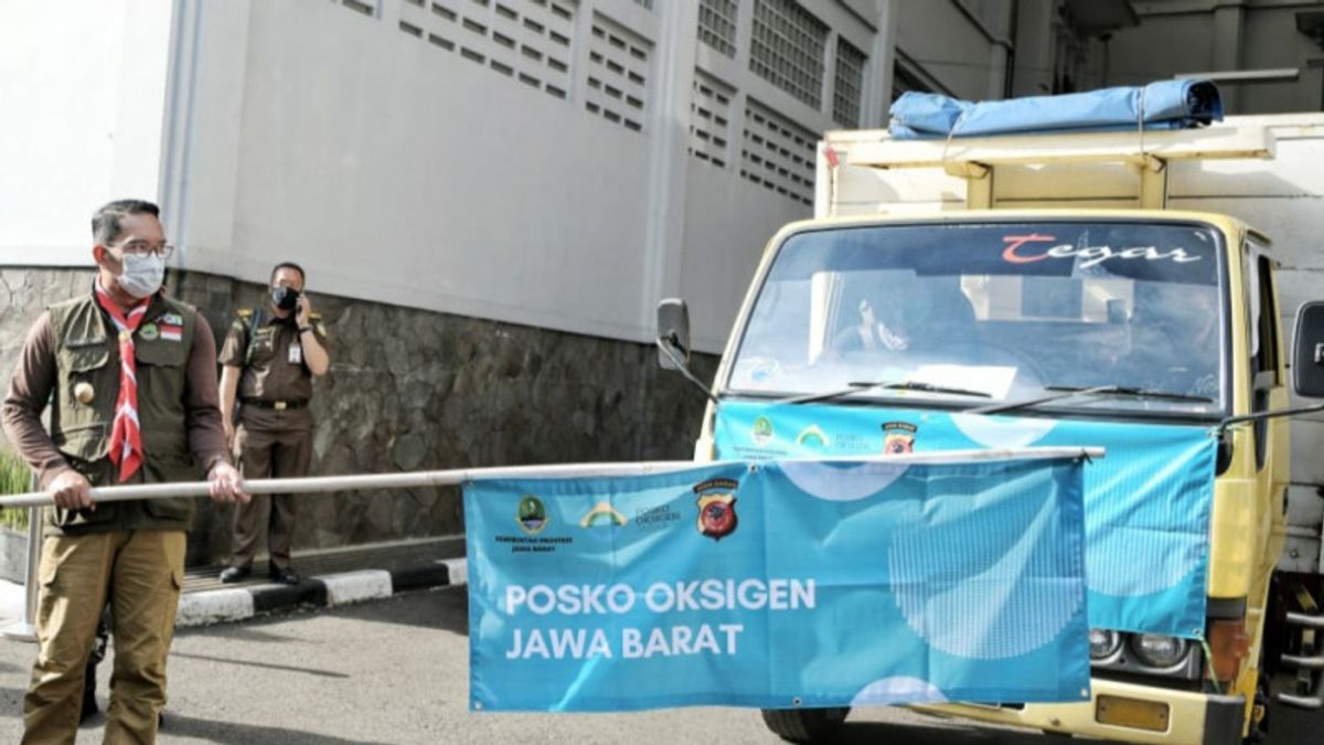 بازناس يقدم 700 اسطوانة أكسجين إلى حكومة مقاطعة جاوة الغربية، تلقى مباشرة رضوان كامل