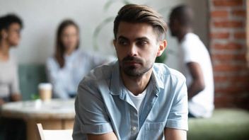 排他的さの背後にある不安、リラックスする方法、そして普通の人になることを許す方法