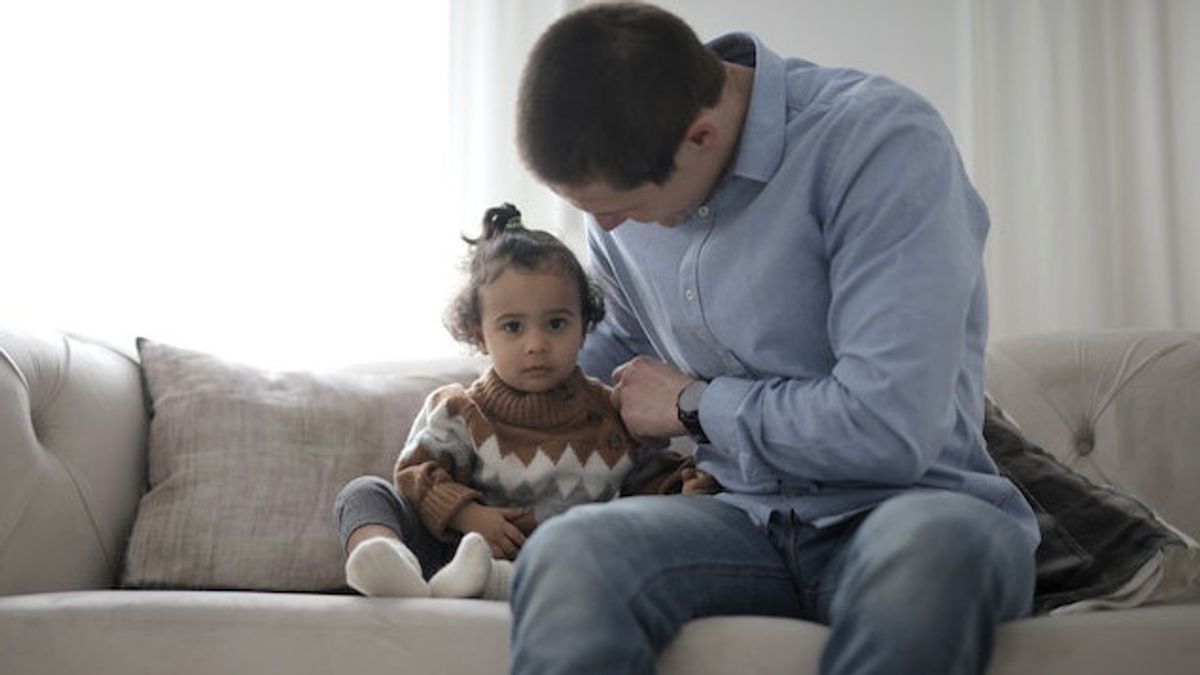 8 طرق الآباء النرجسيين إسقاط الطفل عقليا