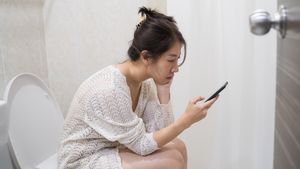 Jangan Dianggap Remeh! Ini Bahaya Main HP Saat BAB yang Perlu Anda Ketahui