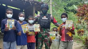 Bagikan Peralatan Sekolah ke Anak-anak Papua, Satgas TNI Jalan Kaki Telusuri Pelosok Kampung