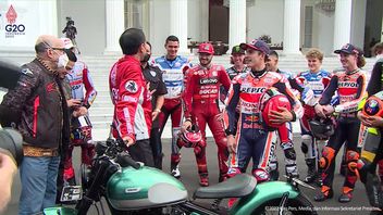يرحب الرئيس جوكوي ب 20 متسابقا في سباق الجائزة الكبرى للدراجات النارية في قصر الدولة ، ويعرض دراجته النارية المخصصة المفضلة لمارك ماركيز سي إس