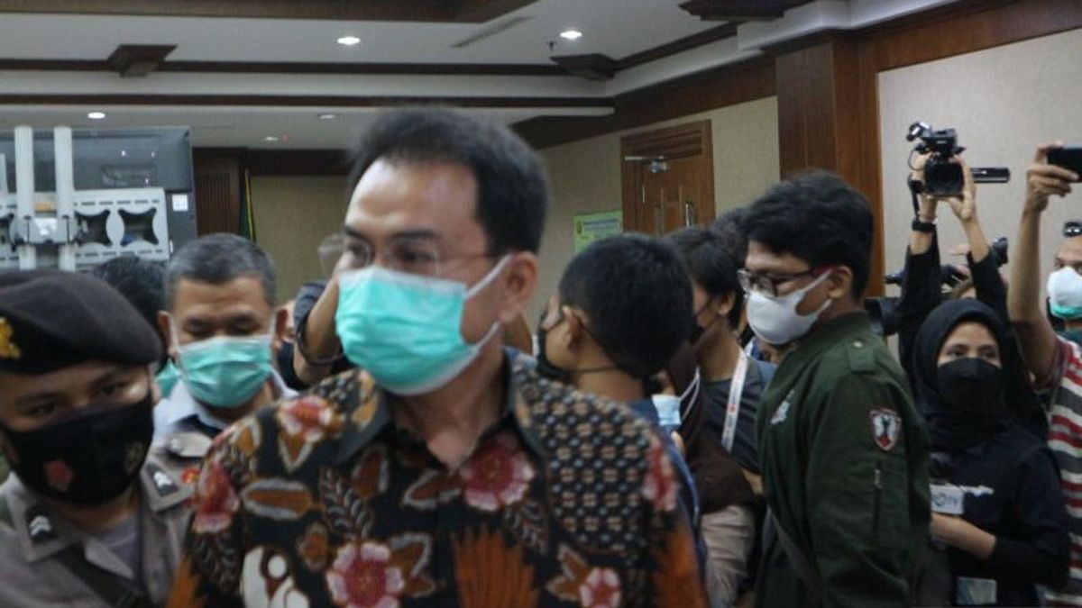 Ex-KPK Investigator Robin Smiles At Azis Syamsuddin's House, Makes A Melas Face