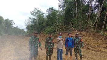 TNI Soldiers Help Cengal OKI Community Build Alternative Roads