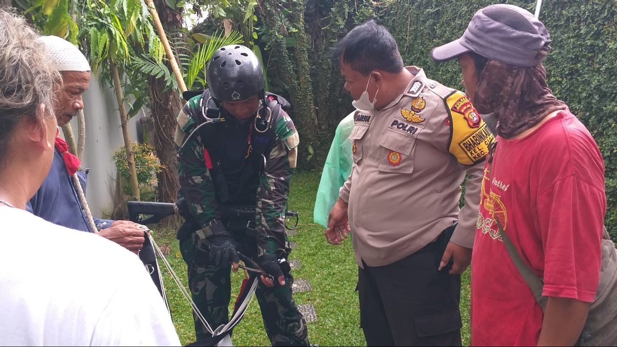 As A Result Of The Fast Wind, The Denjaka Payungjun TNI Landing At A Resident's House