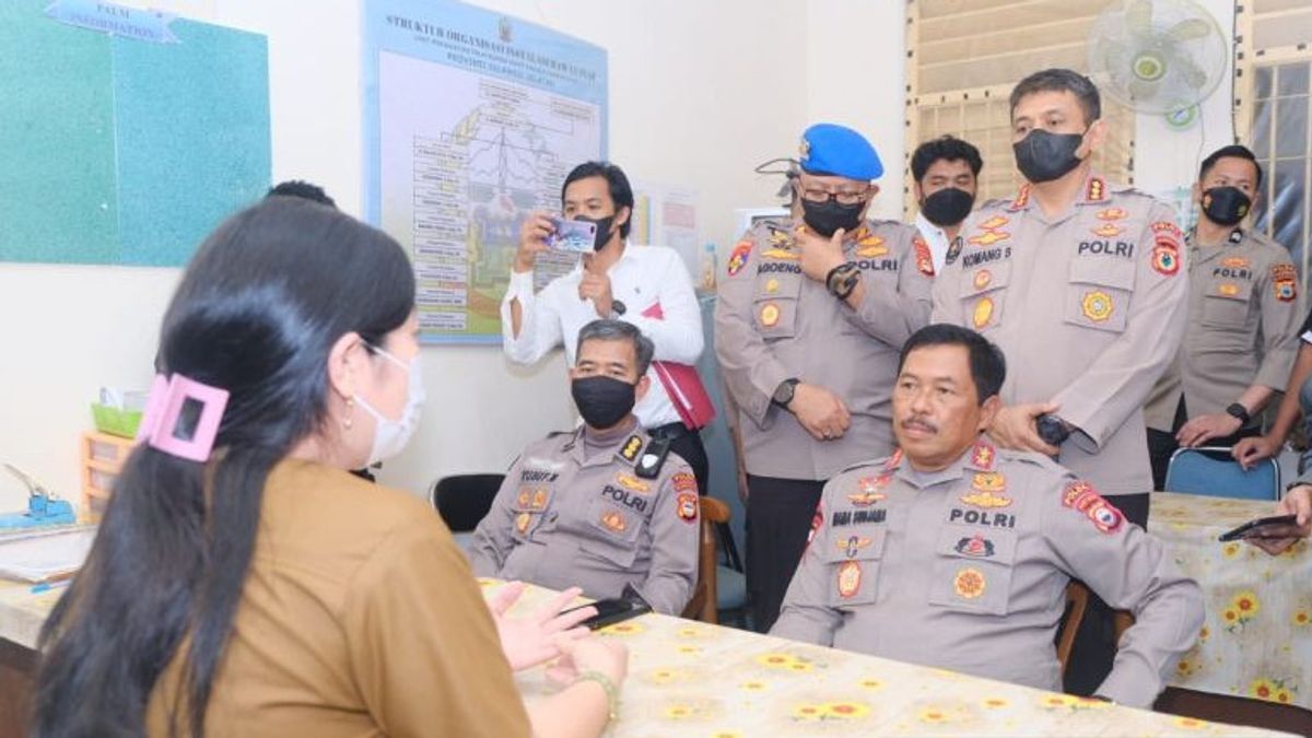 Kapolda Sulsel Besuk Polisi yang Coret Dinding Polres Luwu ‘Sarang Korupsi’, Kondisinya Masih Diobservasi RS