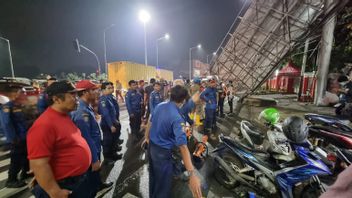 Tiang Reklame di Depan Pintu Tol Pamulang Roboh, Petugas Kesulitan Evakuasi karena Kemacetan Lalu Lintas