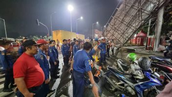 パムラン料金所前の看板ポールが倒壊、渋滞で警察官の避難が困難