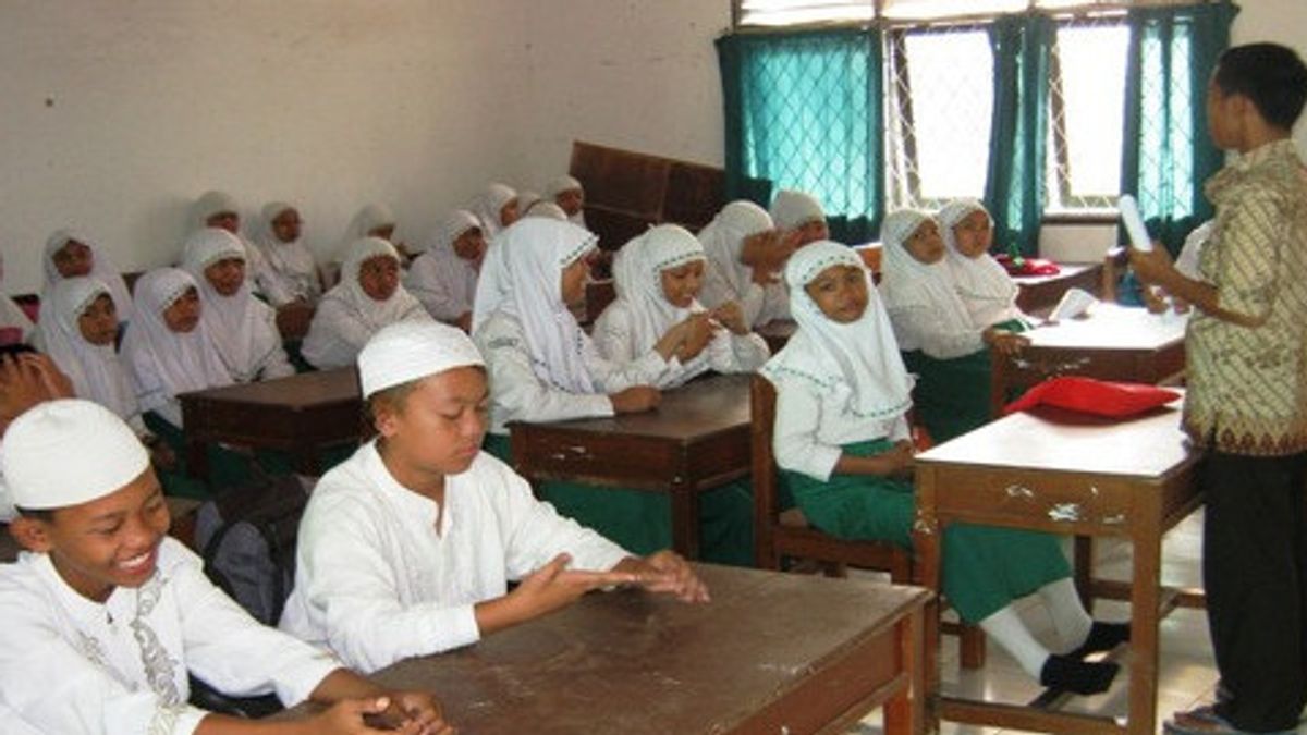 Nasaruddin Umar Soroti 予算不平等 マドラサと州立学校