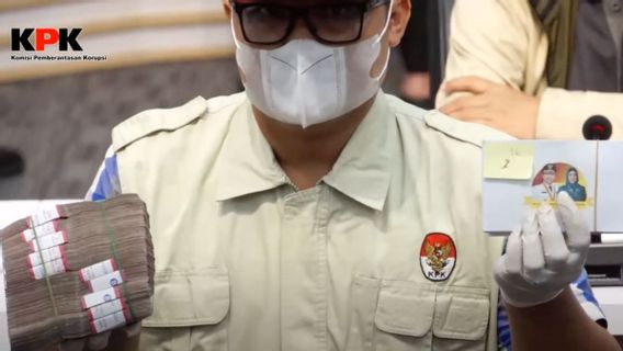 ペカンバル市長のOTT Pjは、事務所長からの課税に対する架空の予算に関連していると言われています