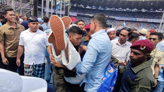Puluhan Pendukung Pingsan saat Prabowo Pidato, Menteri Jokowi Berikan Air