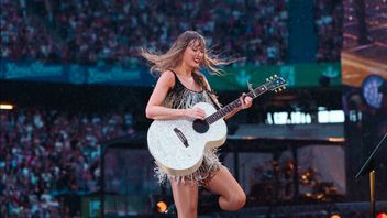 For The Sake Of Watching The Free Taylor Swift Concert, Thousands Of Swifties Traveling Up To The Hills In Munich