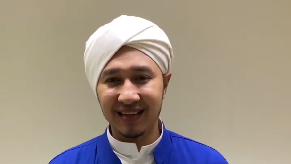 Habib Usman Make Sure Kartika Putri Is Veiled On Her Own Wishes