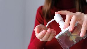 Tips Mengatasi Kulit Kering karena Sering Cuci Tangan dan Pakai <i>Hand Sanitizer</i>