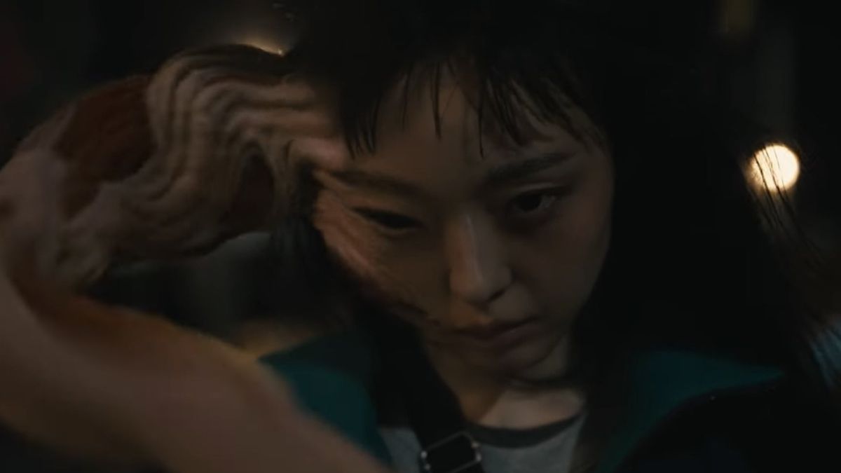 Jeon So Nee Hidup dengan Parasit dalam Teaser Serial <i>Parasyte: The Grey</i>