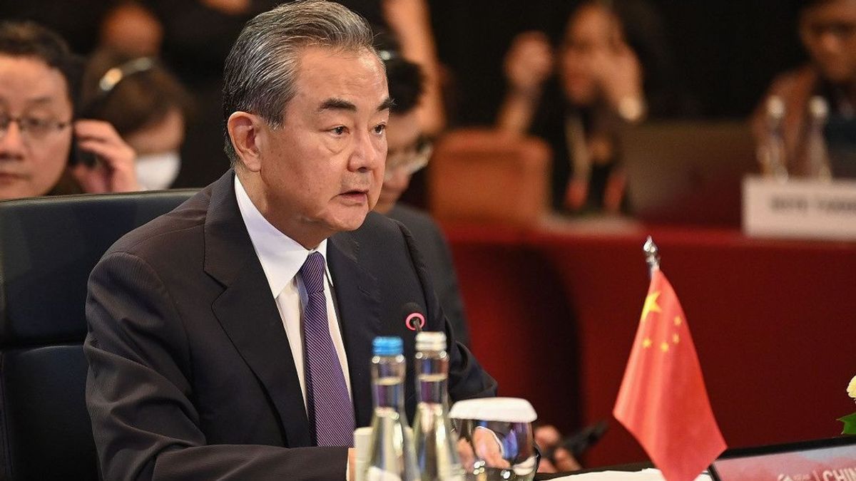 Foreign Minister Wang Yi Calls China's Relations With The Philippines On Road Intersection