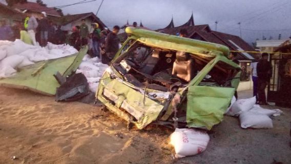 パダン-ブキティンギ線での9台の車両事故で3人が死亡