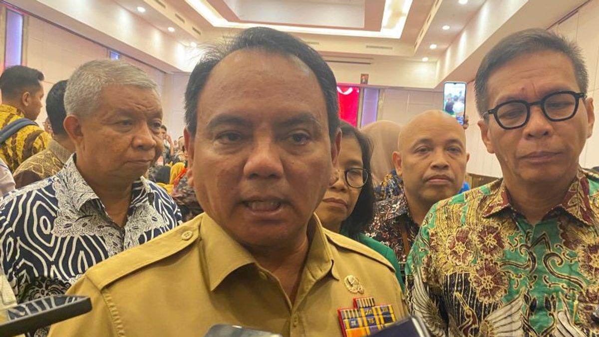 Pj Gubernur Sultra Larang ASN Berfoto Pose Jari Peace hingga Saranghae