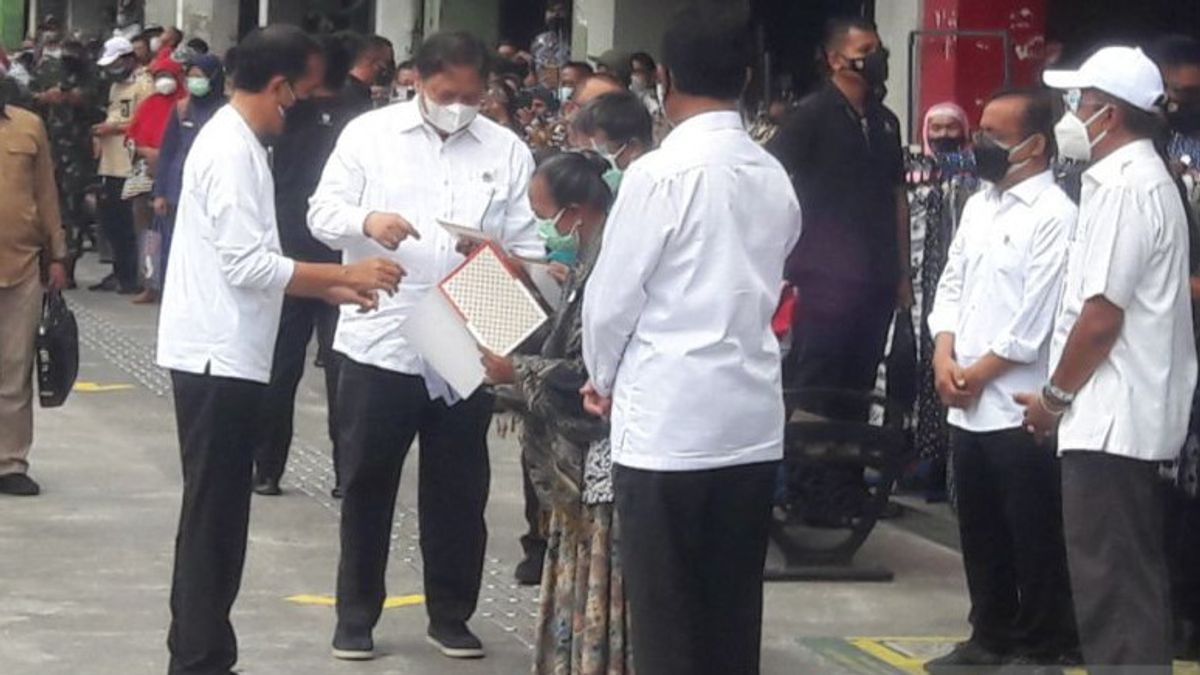 Airlangga Hartarto Accompagne Jokowi Pour Inaugurer Un Programme D’aide En Espèces Pour Les Vendeurs De Rue à Yogyakarta