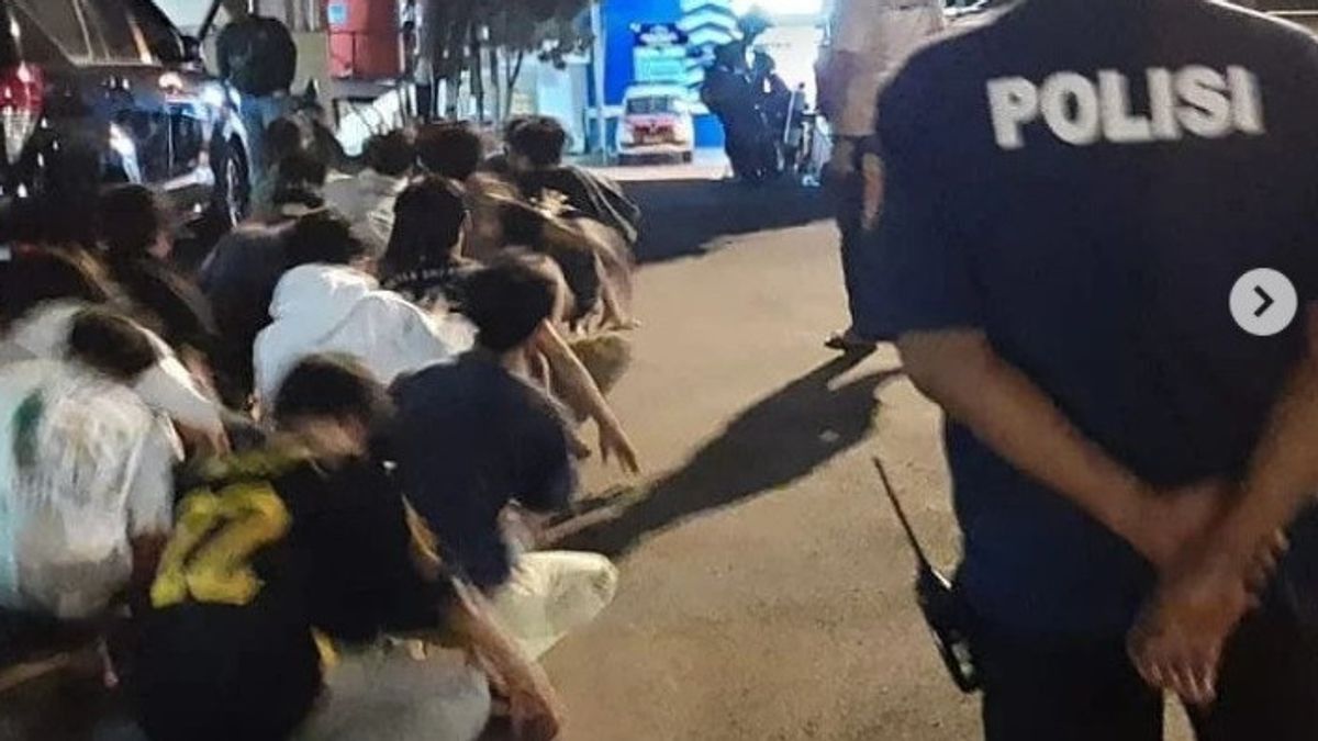 Viral Tawuran Pemuda di Simpang Mambo Tanjung Priok, Kabur Tinggalkan Sajam Saat Polisi Datang