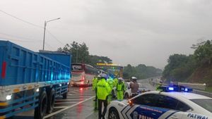 Polisi Olah TKP Tabrakan Beruntun di Tol Cipularang