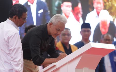 Pakai Baju Hitam-Putih, Ganjar dan Mahfud Teken Deklarasi Kampanye Damai