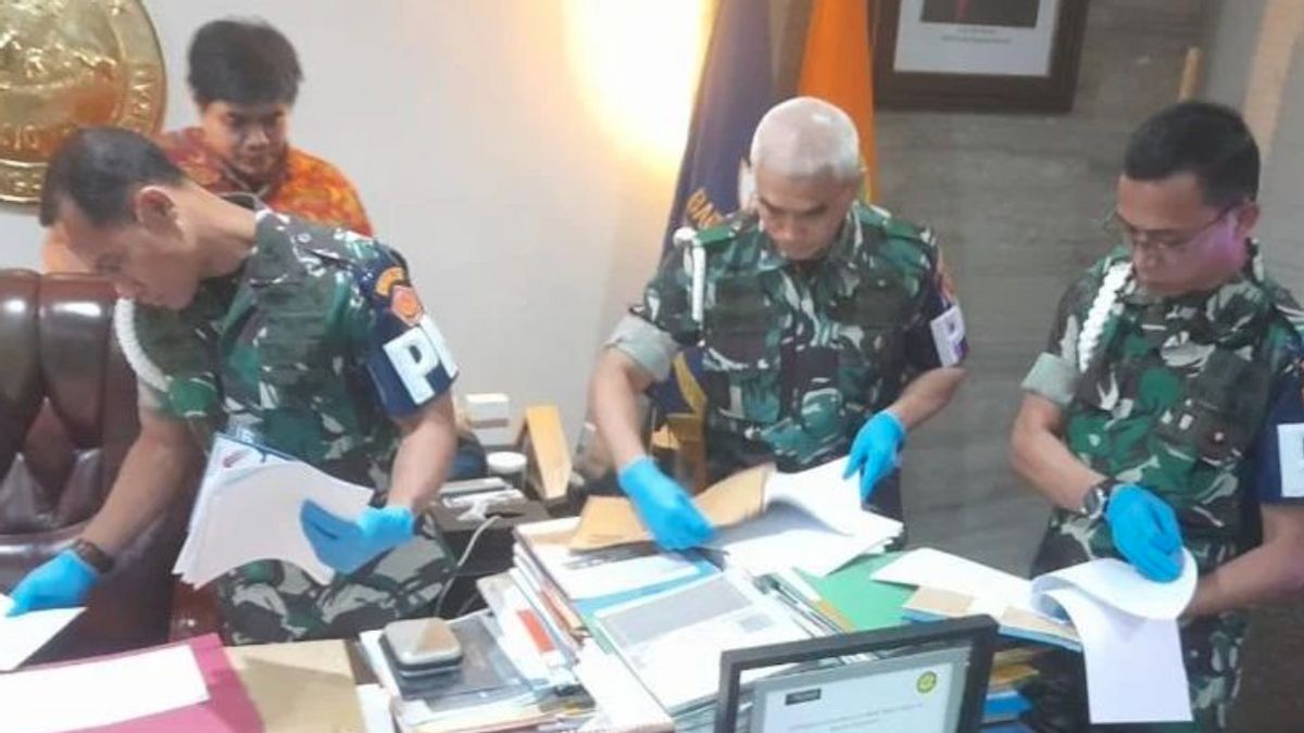 TNIとKPK POMの捜査官は、バサルナス事務所の捜索中にCCTVの没収までチェック支払い文書を見つけました