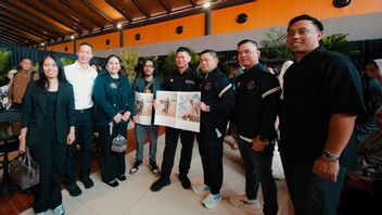 Sarinah présente le maillot de l’équipe indonésienne pour les Jeux de la SEA en Thaïlande 2025