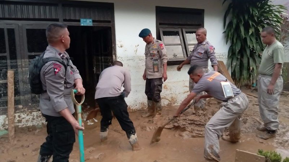 Greetings! 1 Brimob Platoon Deploys To Help Residents Clean Up Thick Mud Leftover From Central Maluku Flood