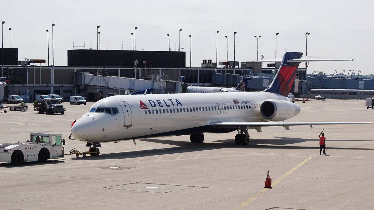 L'avion Delta Airlines se dirige vers Roma avec la foudre, retourne directement à Boston