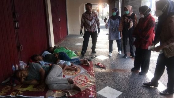 Mensos Risma Temui Sekeluarga Gelandangan Tidur di Grogol: Saya Bantu Cari Bapak Pekerjaan, Ikut Saya Ya