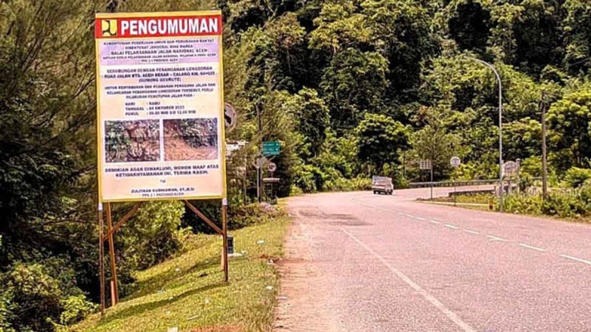 Khawatir Material Longsor Tutup Badan Jalan, Polisi Tutup Sementara Lalin Gunung Geurutee Aceh Jaya