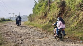 Jalan Desa Sukajembar Cianjur Belasan Tahun Rusak, Bupati Herman Suherman Minta Dinas PUTR Bikin Program