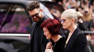 Kelly Osbourne Berterima Kasih pada Fans yang Membantunya Pulih dari Kematian Sang Ayah