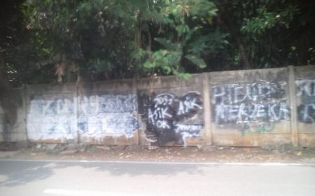 Satpol PP Telusuri Pembuat Mural Mirip Jokowi di Jagakarsa, Tulisannya: Okelah 3 Periode Hehehe, Mikirin Rakyat Sampai Kurus