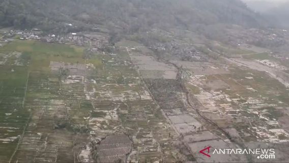 直接空気によるセメル山噴火の影響を監視, Cak Thoriq: 熱い煙はまだ目に見える