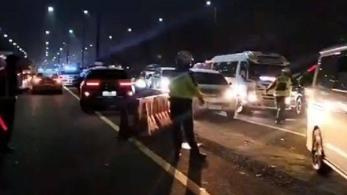 雅加达 - Cikampek收费公路上的逆流 到达Cikampek 延长