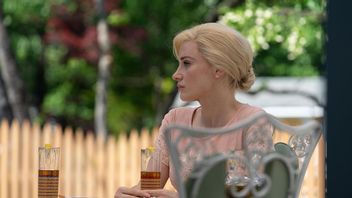 Review Film <i>Mothers’ Instinct</i>: Paduan Akting Hathaway-Chastain dalam Premis Klasik
