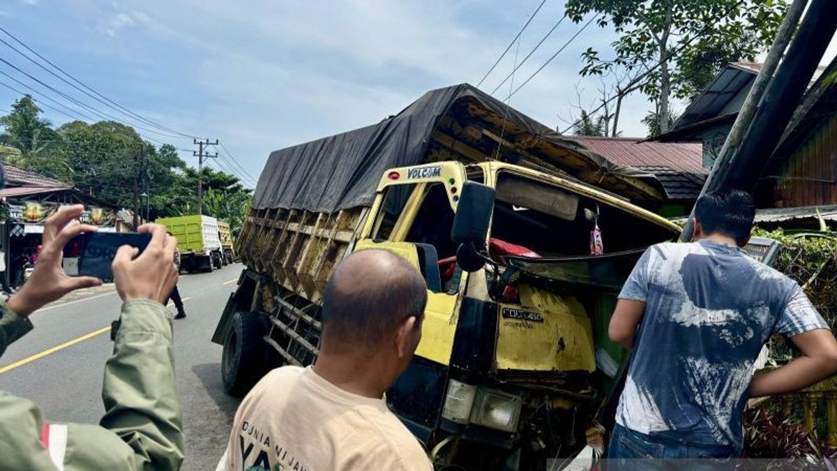 Because Of A Brake Car Suddenly, A Truck Loaded With Coal Collision With An Electric Pole Until It Collapsed