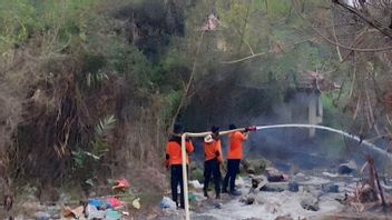 OKU BPBD Puts Out Forest And Land Fires On Jalan Axis Baturaja-Prabumulih