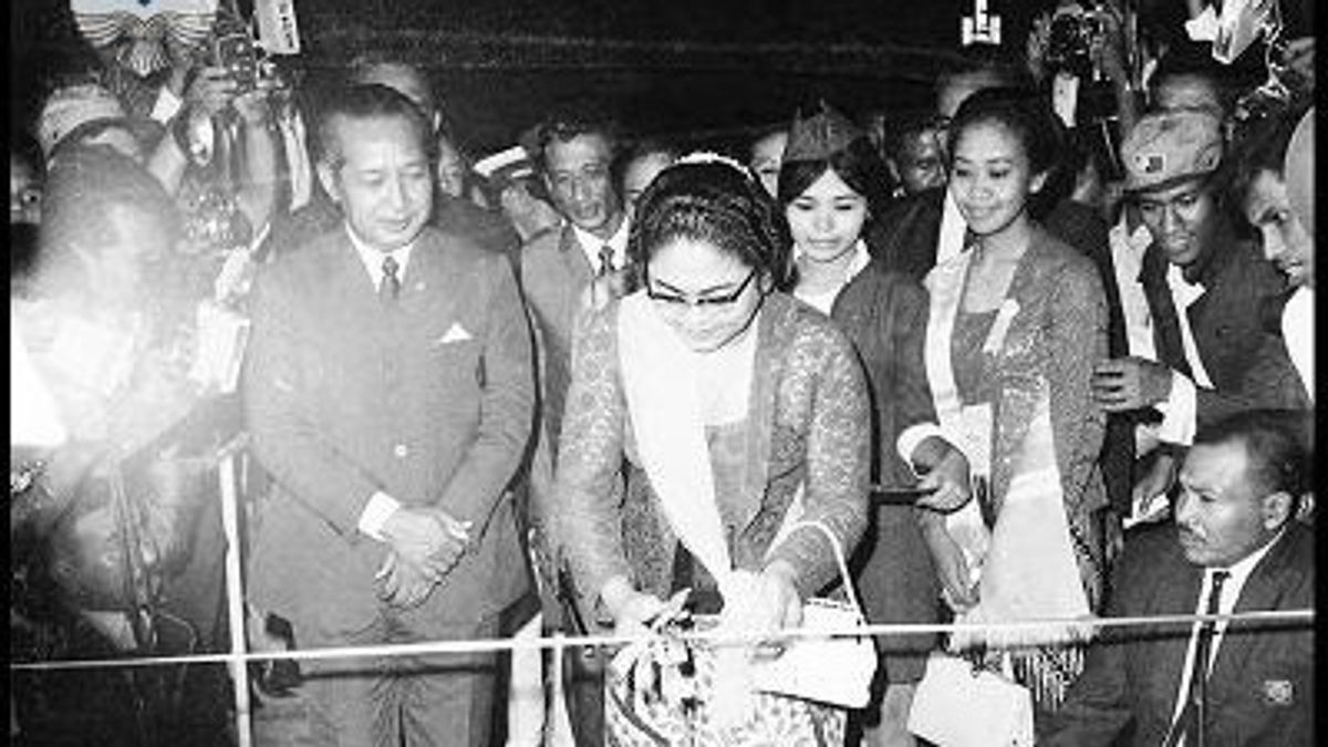 علي صادقين والرئيس سوهارتو يفتتحان الاحتفال الثاني بمعرض جاكرتا في التاريخ اليوم، 14 يونيو 1969