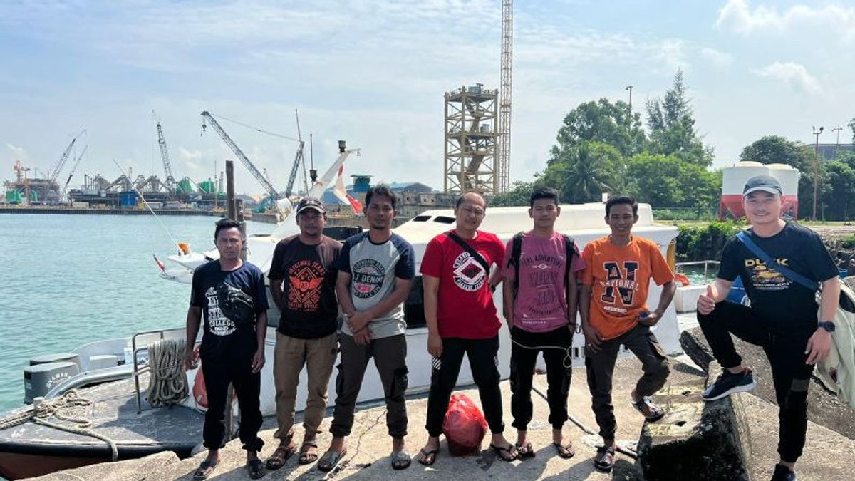 柔佛KJRI拯救7名印尼公民漂流在马来西亚水域